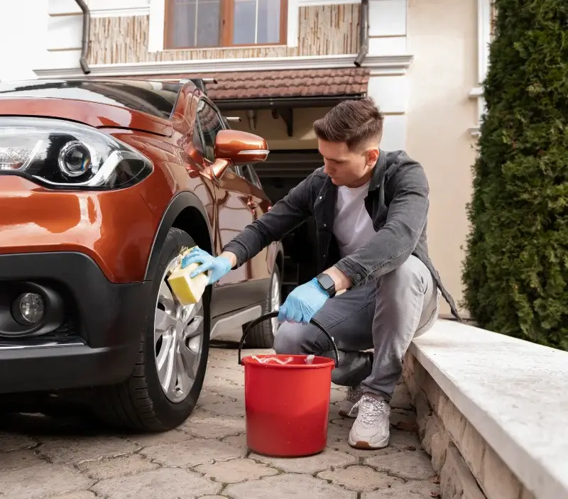 Lavage auto à domicile Mons-en-Barœul : professionnel intervenant sur un véhicule
